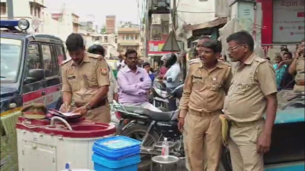 वाराणसी: अवैध कफ सिरप प्रकरण में बड़ी कार्रवाई, फरार आरोपी के घर कुर्की