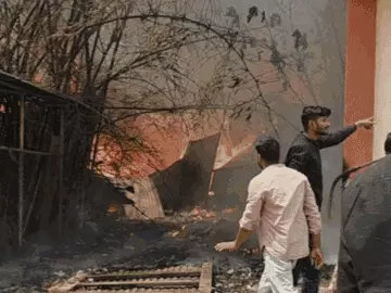 BHU IMS के गोदाम में लगी भीषण आग, शॉर्ट सर्किट से भड़की आग, दमकल की तत्परता से टली बड़ी घटना