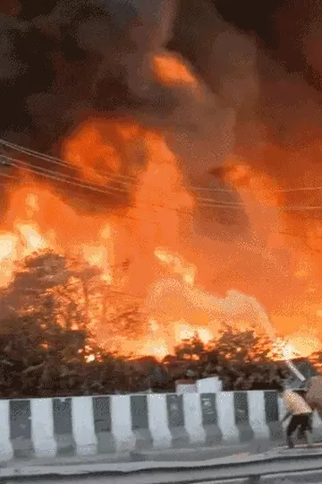 लखनऊ में भीषण आग का तांडव: 30 से अधिक सिलेंडर फटे, 50 से ज्यादा झुग्गियां राख, सैकड़ों परिवार बेघर