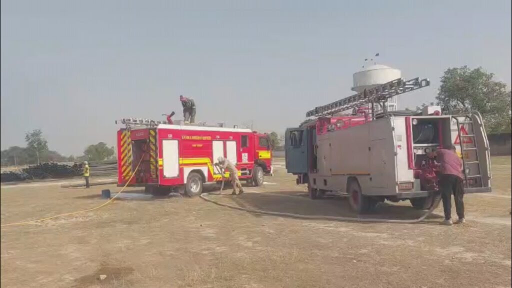 वाराणसी में जल शक्ति मिशन की पाइप में भीषण आग, 4–5 करोड़ का नुकसान; 3 घंटे की मशक्कत के बाद काबू