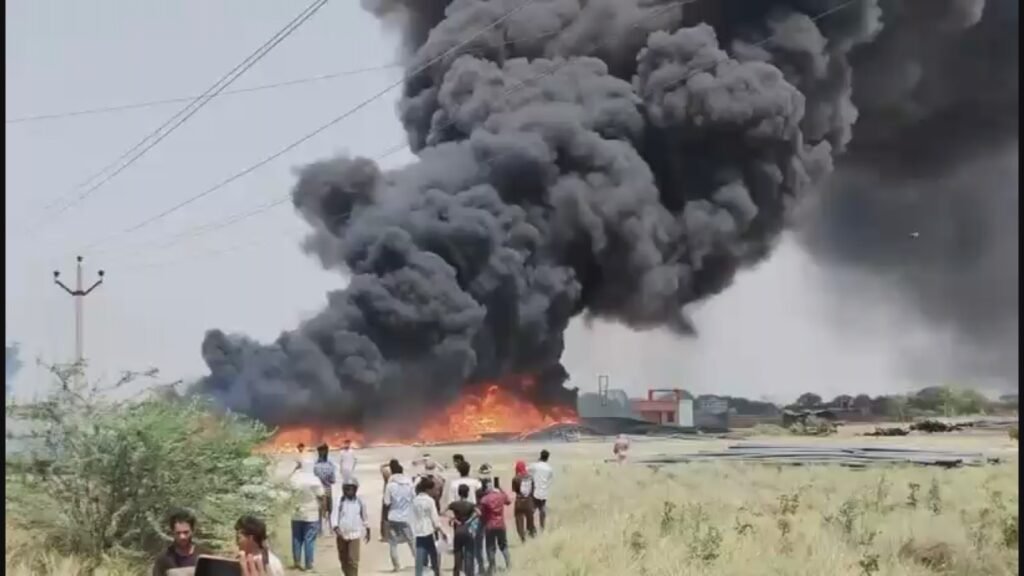 वाराणसी में जल शक्ति मिशन की पाइप में भीषण आग, 4–5 करोड़ का नुकसान; 3 घंटे की मशक्कत के बाद काबू