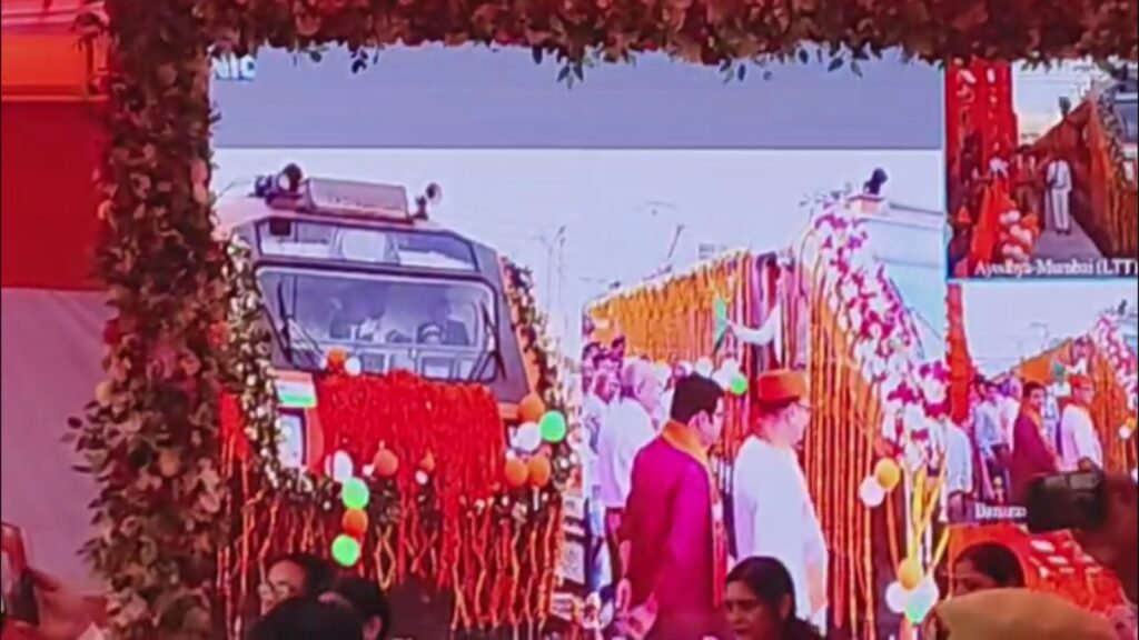 वाराणसी में विकास की रफ्तार तेज: प्रधानमंत्री Narendra Modi ने 6300 करोड़ की परियोजनाओं का किया लोकार्पण, अमृत भारत ट्रेनों को दिखाई हरी झंडी