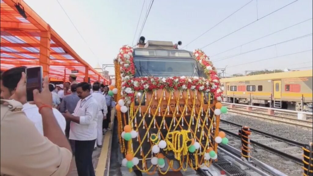 वाराणसी में विकास की रफ्तार तेज: प्रधानमंत्री Narendra Modi ने 6300 करोड़ की परियोजनाओं का किया लोकार्पण, अमृत भारत ट्रेनों को दिखाई हरी झंडी