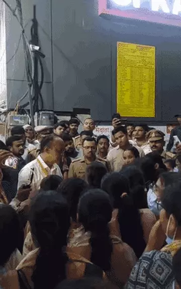 PM रैली में बिगड़े हालात: धूप-घुटन से नर्सिंग छात्राएं बेहोश, सुंदरपुर-लंका रोड जाम