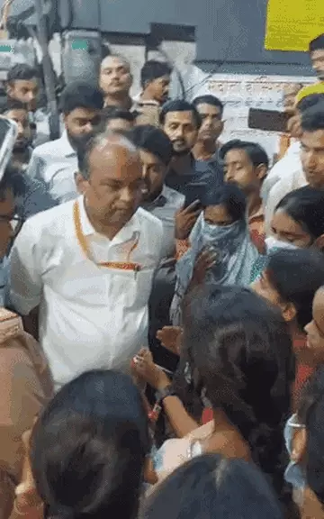 PM रैली में बिगड़े हालात: धूप-घुटन से नर्सिंग छात्राएं बेहोश, सुंदरपुर-लंका रोड जाम