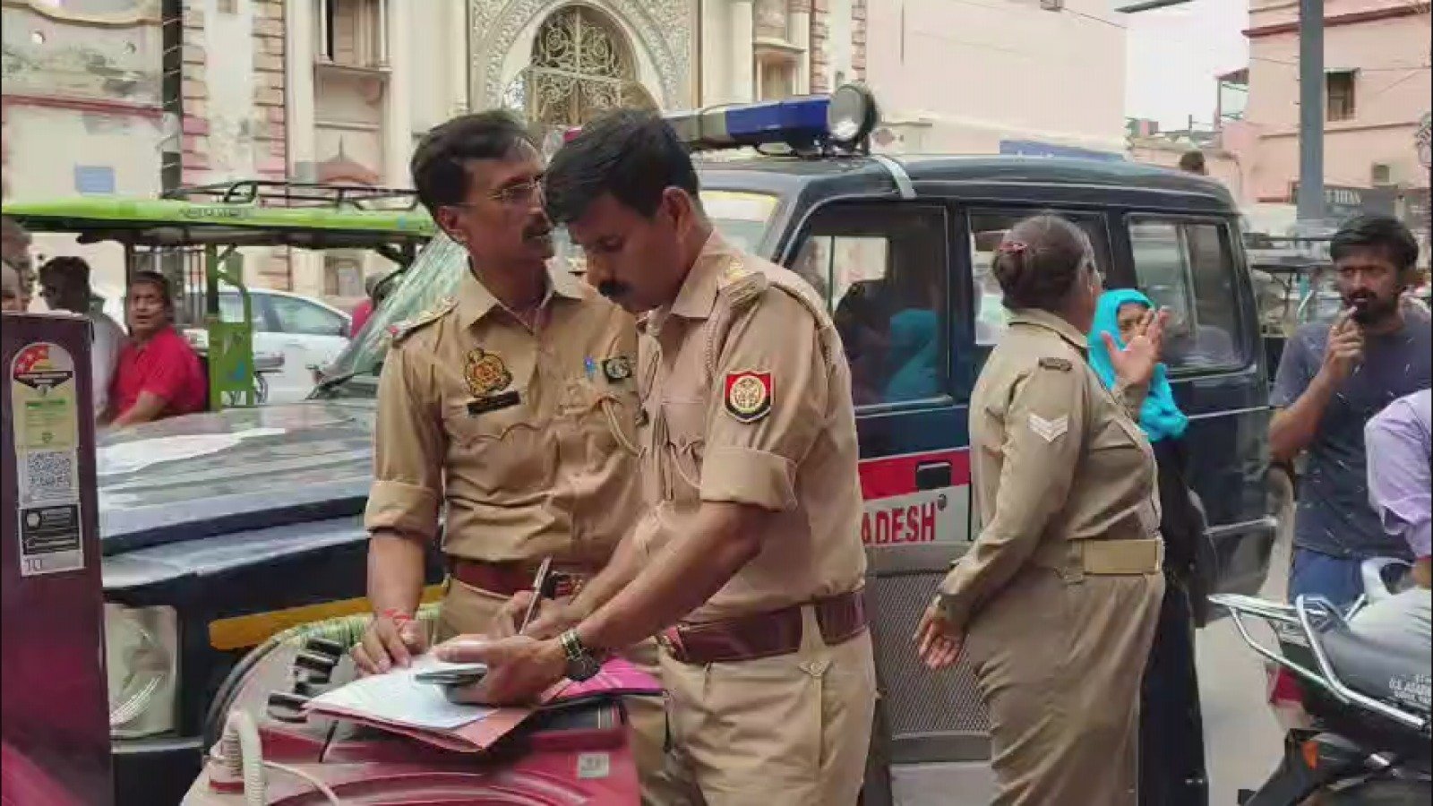 वाराणसी: अवैध कफ सिरप प्रकरण में बड़ी कार्रवाई, फरार आरोपी के घर कुर्की