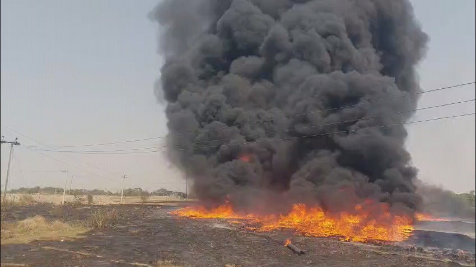 वाराणसी में जल शक्ति मिशन की पाइप में भीषण आग, 4–5 करोड़ का नुकसान; 3 घंटे की मशक्कत के बाद काबू