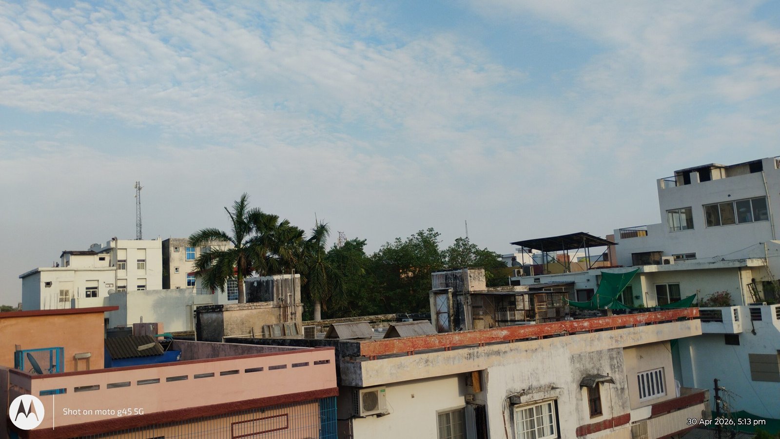 वाराणसी में बदला मौसम का मिजाज: बारिश के बाद धूप, फिर छाए बादल, ठंडी हवाओं से राहत