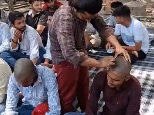 वाराणसी में छात्रों का अनोखा प्रदर्शन: उदय प्रताप कॉलेज में मुंडन कर जताया प्रिंसिपल के खिलाफ विरोध