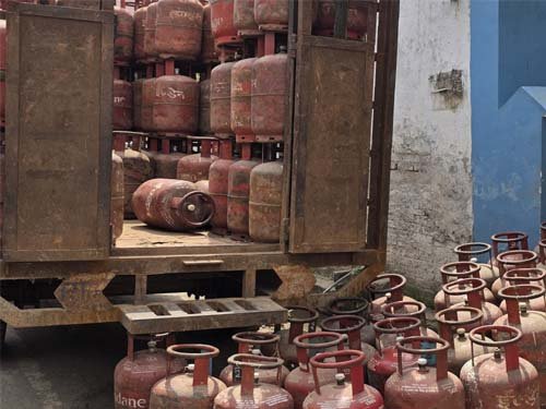 गैस संकट के बीच वाराणसी प्रशासन का बड़ा फैसला: शादी वाले घरों को प्राथमिकता, कार्ड दिखाकर मिलेगा सिलेंडर