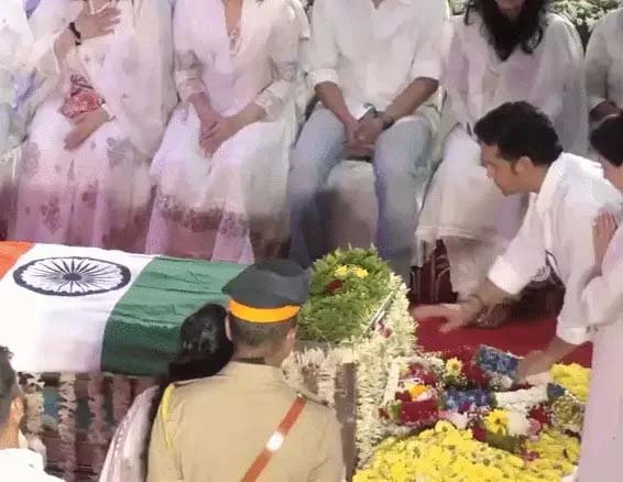 आशा भोसले का आज राजकीय सम्मान के साथ अंतिम संस्कार, सेलेब्स ने दी श्रद्धांजलि