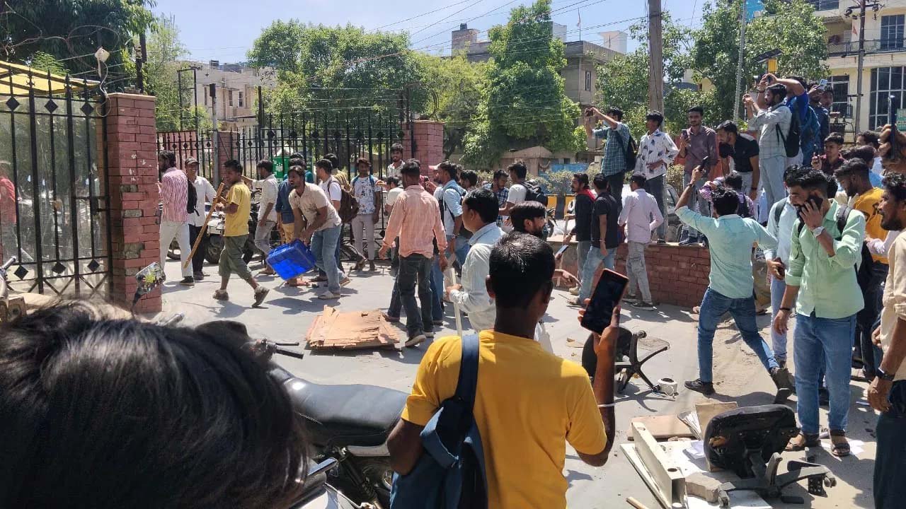 नोएडा में वेतन वृद्धि की मांग को लेकर फैक्ट्री कर्मचारियों का उग्र प्रदर्शन, कई इलाकों में हिंसा और तोड़फोड़