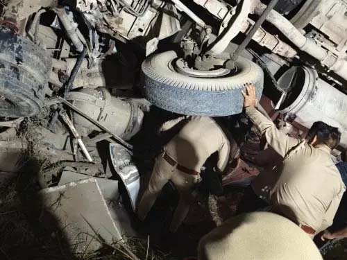 हापुड़ में भीषण सड़क हादसा: बारात लौट रही बस ट्रक से टकराई, 6 की मौत, कई घायल