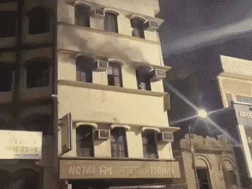 नई सड़क में होटल आग कांड के बाद प्रशासन सख्त, होटल पर लगा ताला