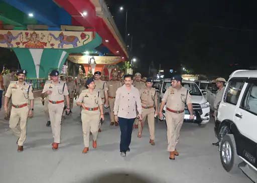 वाराणसी में जाम से बिगड़ी यातायात व्यवस्था, पुलिस कमिश्नर ने किया पैदल निरीक्षण
