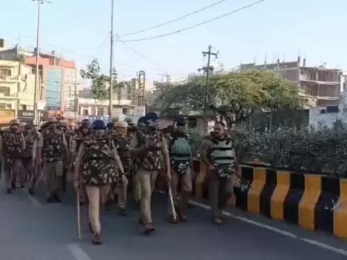 नोएडा हिंसा के बाद हालात पटरी पर: फैक्ट्रियां खुलीं, कड़ी सुरक्षा के बीच फ्लैग मार्च; भ्रामक वीडियो मामले में FIR दर्ज