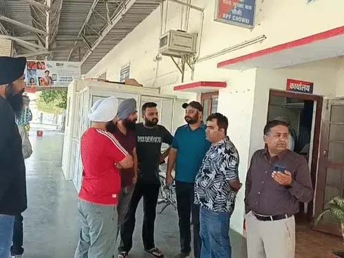 चलती ट्रेन में 7 लाख की लूट, हवाई फायरिंग से मचा हड़कंप; बदमाश फरार