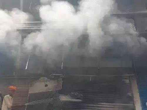 वाराणसी में कपड़ा गोदाम में भीषण आग, लाखों का नुकसान, 15 लोग सुरक्षित निकाले गए