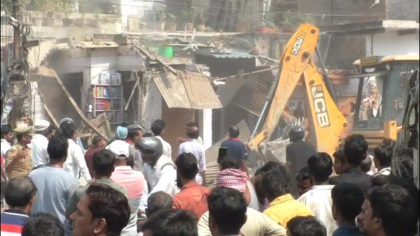 वाराणसी के लहरतारा–बौलिया क्षेत्र में अतिक्रमण पर चला बुलडोजर, 41 मकान ध्वस्त