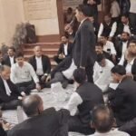 वाराणसी में अधिवक्ताओं का प्रदर्शन, प्रोटेक्शन एक्ट और कैशलेस इलाज की उठी मांग