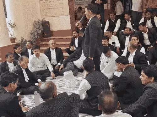 वाराणसी में अधिवक्ताओं का प्रदर्शन, प्रोटेक्शन एक्ट और कैशलेस इलाज की उठी मांग