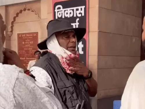 वाराणसी दौरे पर अभिनेता आशीष विद्यार्थी, काशी विश्वनाथ धाम में किए दर्शन, शहर की संस्कृति से हुए प्रभावित