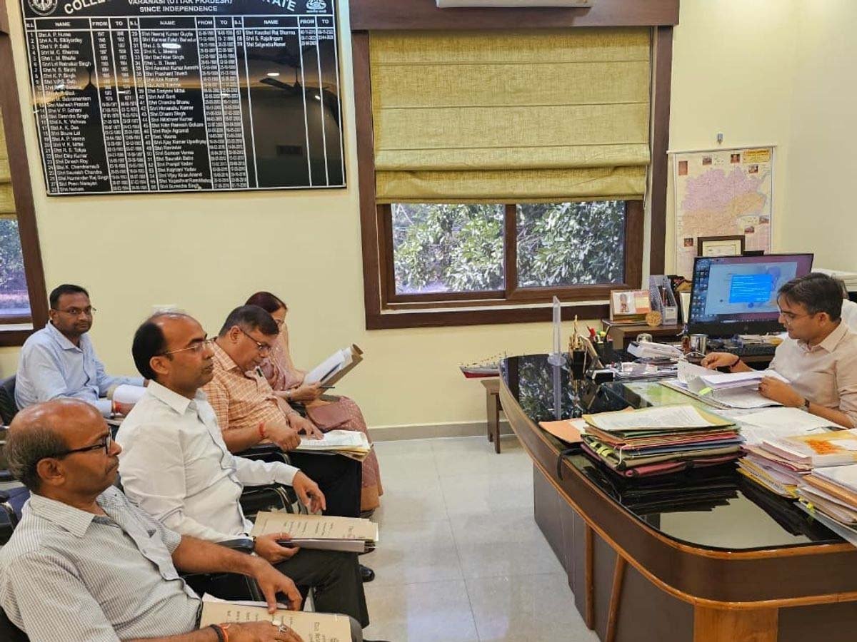 वाराणसी में निजी स्कूलों पर शिकंजा: फीस वसूली और यूनिफॉर्म को लेकर प्रशासन सख्त