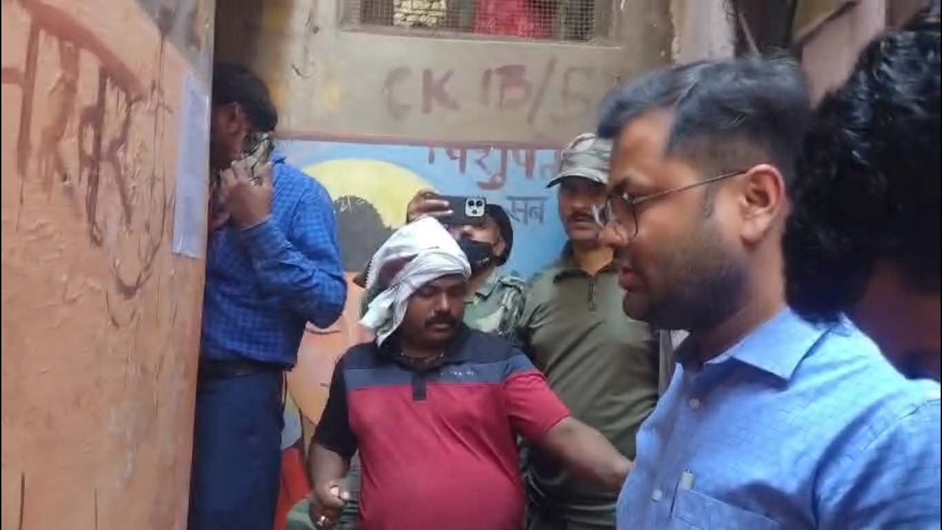 वाराणसी: विवादित मकान से मिली नगर निगम की पटिया, कार्रवाई पर उठे सवाल