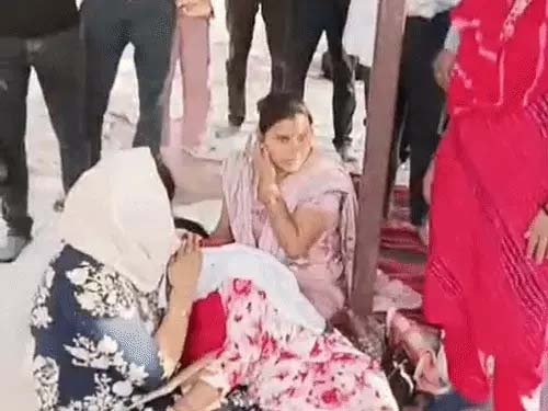 बीएचयू में संविदा कर्मियों का धरना 12वें दिन भी जारी, महिला कर्मचारी की तबीयत बिगड़ी