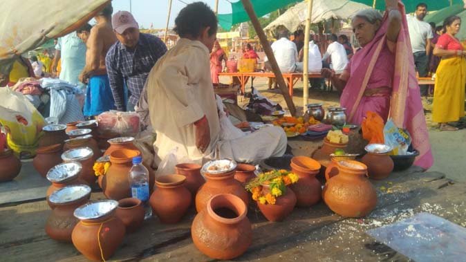 अक्षय तृतीया 2026: शुभ योग में आज मनाया जा रहा पर्व, गंगा घाटों पर उमड़ी भीड़, खरीदारी और मांगलिक कार्यों की धूम