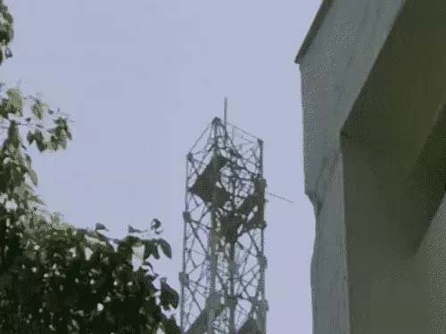 वाराणसी: नदेसर में बीएसएनएल टावर पर चढ़ा युवक, पुलिस-फायर टीम मौके पर, समझाने की कोशिश जारी