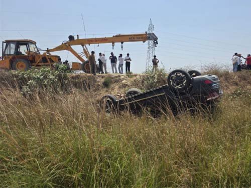 कार-बाइक की जोरदार टक्कर: दंपत्ति और डेढ़ साल का मासूम घायल, NH-31 पर अफरा-तफरी