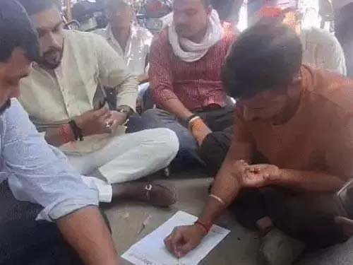 यूपी कॉलेज में छात्र की हत्या मामले को लेकर छात्रों का बढ़ा आक्रोश, मुख्यमंत्री को खून से लिखा पत्र