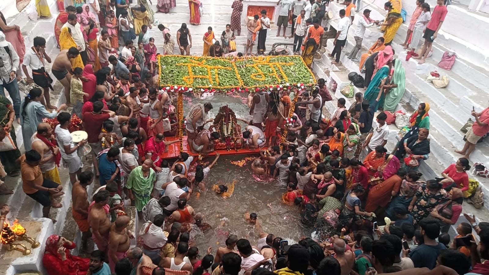 अक्षय तृतीया पर काशी के मणिकर्णिका घाट स्थित चक्र पुष्करिणी कुंड में उमड़ा आस्था का सैलाब, हजारों श्रद्धालुओं ने लगाई पवित्र डुबकी