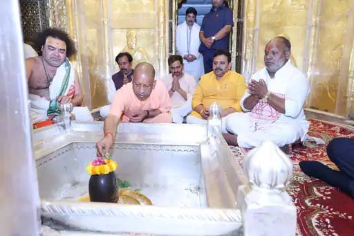 वाराणसी दौरे पर सीएम योगी: मंदिर दर्शन के बाद बच्चियों से की मुलाकात, पढ़ाई के लिए किया प्रेरित