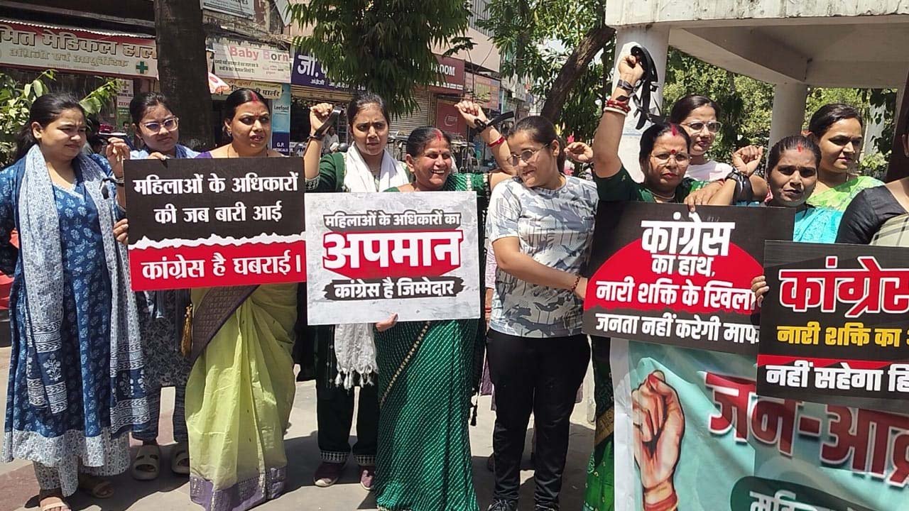 वाराणसी में महिला आरक्षण पर सियासी संग्राम: BJP महिला मोर्चा की पदयात्रा, Rahul Gandhi-Akhilesh Yadav के खिलाफ नारेबाजी