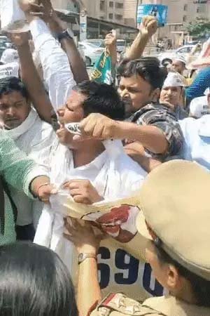 लखनऊ में 69,000 शिक्षक भर्ती अभ्यर्थियों का जोरदार प्रदर्शन, पुलिस से हुई झड़प