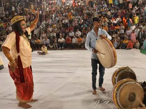 काशी में 58वां महामूर्ख मेला: हास्य, कवि और बेमेल विवाह का रंगारंग आयोजन