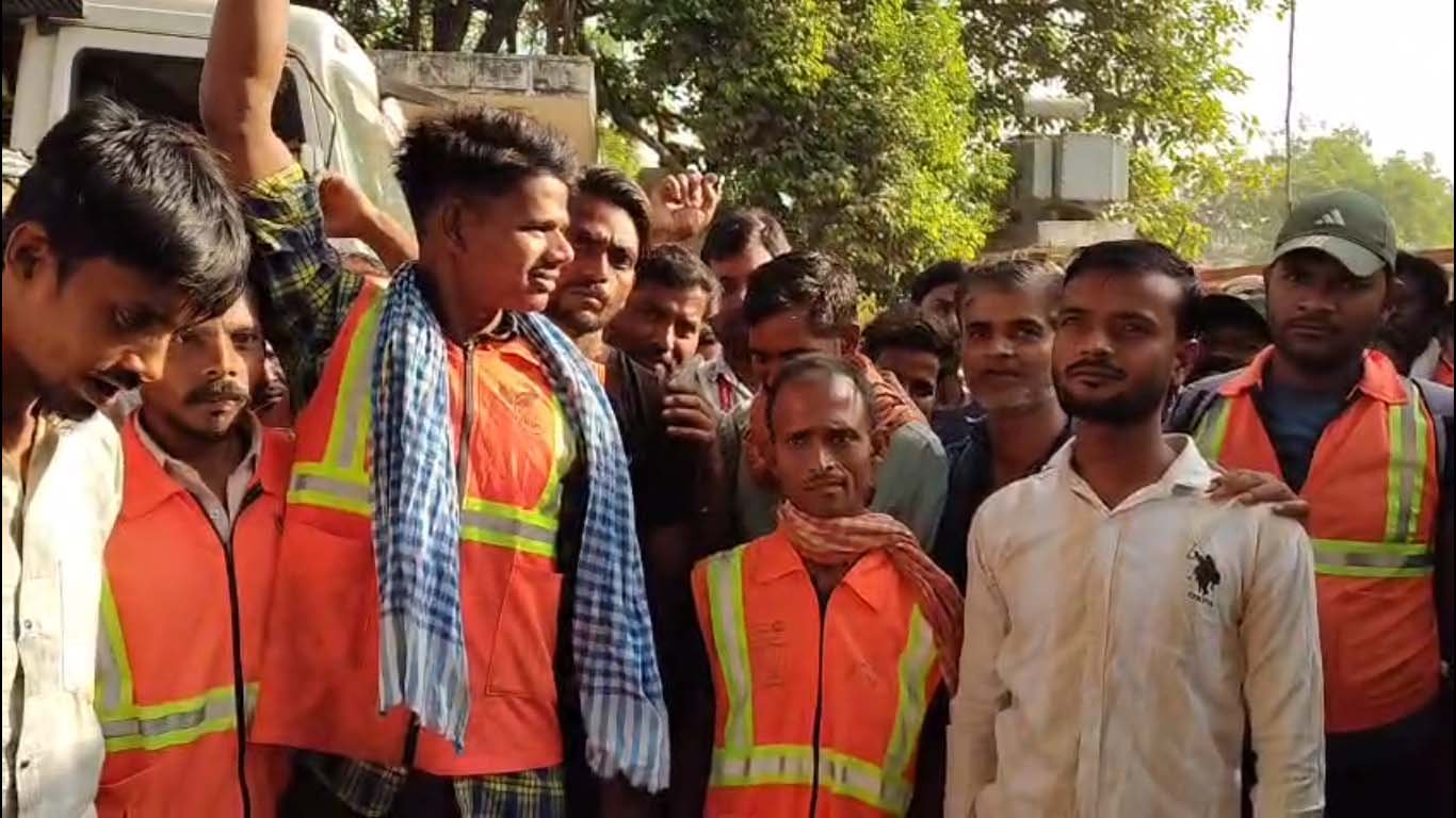 वाराणसी में वेतन विवाद पर 500 सफाई कर्मियों की हड़ताल, शहर की सफाई व्यवस्था ठप