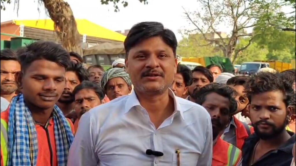 वाराणसी में वेतन विवाद पर 500 सफाई कर्मियों की हड़ताल, शहर की सफाई व्यवस्था ठप
