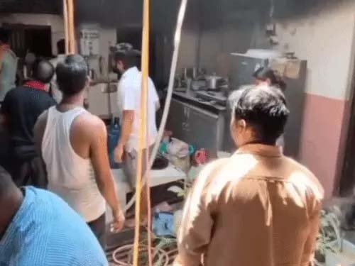 वाराणसी: दशाश्वमेध क्षेत्र के अहिल्याबाई घाट के पास तीन मंजिला मकान में आग, बड़ा हादसा टला