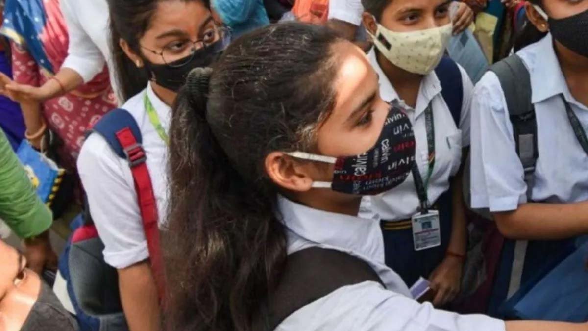 यूपी बोर्ड इंटर रिजल्ट घोषित: बेटियों का दबदबा, साक्षी बनीं जिला टॉपर