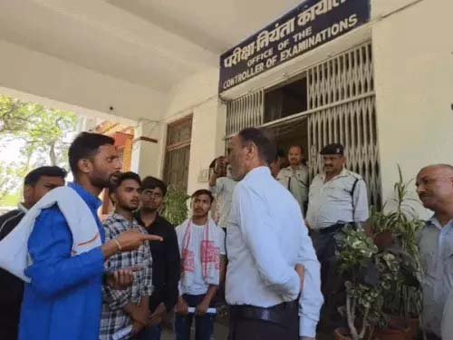 बीएचयू की CHS कक्षा 11 प्रवेश परीक्षा में गड़बड़ी का आरोप, एक ही रोल नंबर पर दो छात्रों के बैठने से मचा हड़कंप