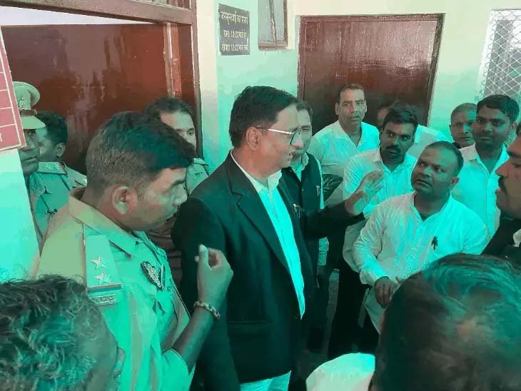 वाराणसी के पिंडरा तहसील में वकीलों और कर्मचारी के बीच विवाद, प्रदर्शन के बाद हालात काबू में
