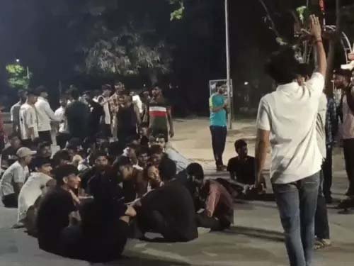 बिड़ला हॉस्टल के बाहर बवाल: दो छात्रों की हिरासत पर भड़के छात्र, वाराणसी में प्रदर्शन