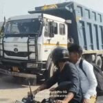 नो-एंट्री में घुसा गिट्टी लदा डंपर: बैक करते समय खलासी की कुचलकर मौत, ग्रामीणों का आरोप - वसूली के दबाव में हुआ हादसा