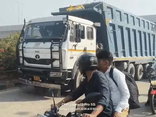 नो-एंट्री में घुसा गिट्टी लदा डंपर: बैक करते समय खलासी की कुचलकर मौत, ग्रामीणों का आरोप - वसूली के दबाव में हुआ हादसा