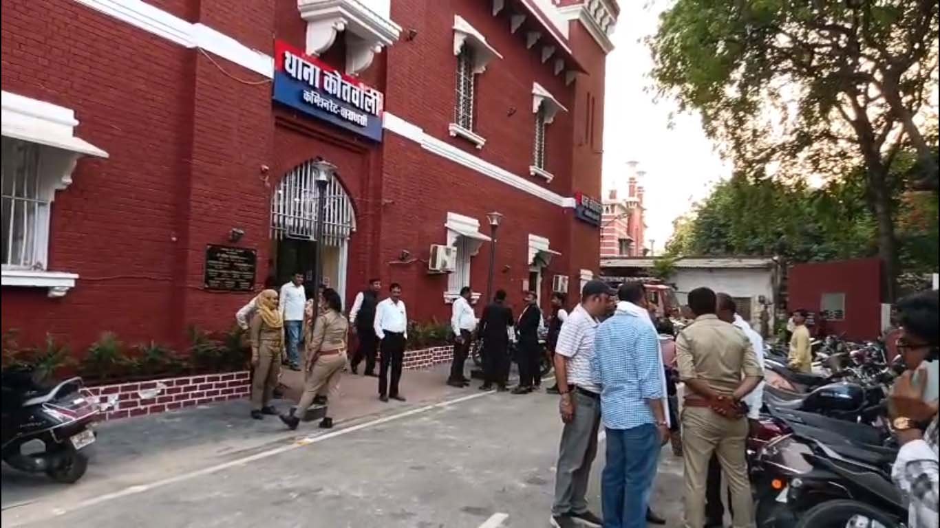 वाराणसी में फर्जी पहचान से शादी का आरोप: धर्म बदलने का दबाव, शोषण का केस; हिरासत से आरोपी फरार, पुलिस पर सवाल