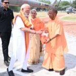 काशी पहुंचे पीएम मोदी, राज्यपाल-सीएम ने किया स्वागत; बरेका गेस्ट हाउस में पदाधिकारियों संग बैठक