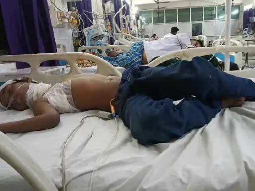 गोरखपुर में दर्दनाक हादसा: पतंग उड़ाते समय किशोर सरिया पर गिरा, सर्जरी से बची जान